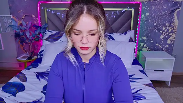 Snapshot of KellyHayden chatting on 10.03.25 KellyHayden online show from 10.03.25