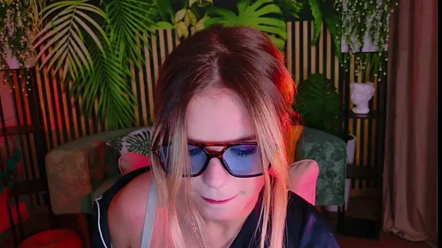 Snapshot of KellyHayden chatting on 10.14.25 KellyHayden online show from 10.14.25