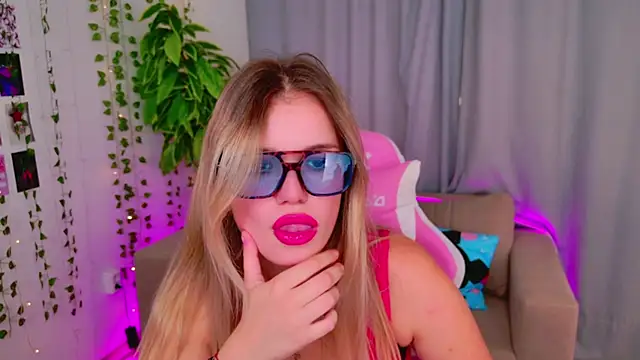 Snapshot of KellyHayden chatting on 10.18.25 KellyHayden online show from 10.18.25