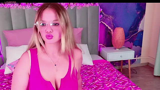 Snapshot of KellyHayden chatting on 10.21.25 KellyHayden online show from 10.21.25