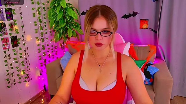 Snapshot of KellyHayden chatting on 10.26.25 KellyHayden online show from 10.26.25