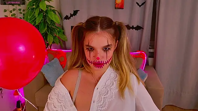 Snapshot of KellyHayden chatting on 10.31.25 KellyHayden online show from 10.31.25