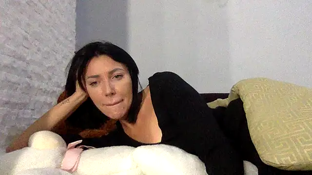 Snapshot of Veymoria chatting on 10.14.25 Veymoria online show from 10.14.25