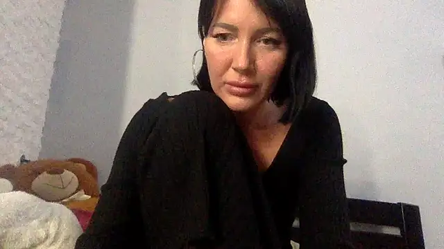 Snapshot of Veymoria chatting on 10.28.25 Veymoria online show from 10.28.25