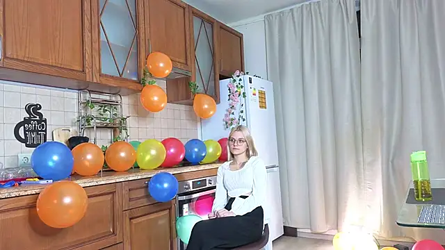 KelleDomin online show from 10.04.25