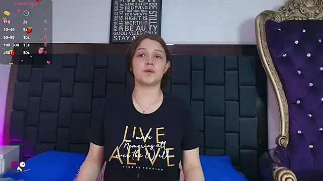 Snapshot of Krystal_Heartss chatting on 10.17.25 Krystal Heartss online show from 10.17.25