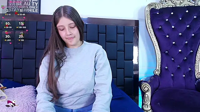 Snapshot of Krystal_Heartss chatting on 10.31.25 Krystal Heartss online show from 10.31.25