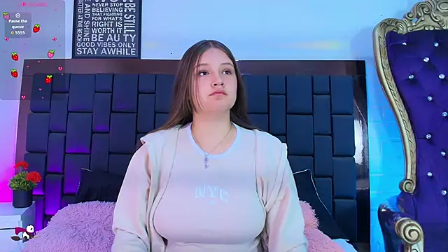 Snapshot of Krystal_Heartss chatting on 11.06.25 Krystal Heartss online show from 11.06.25