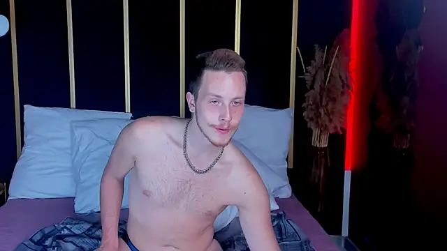 Snapshot of LeoMooree chatting on 10.02.25 LeoMooree online show from 10.02.25