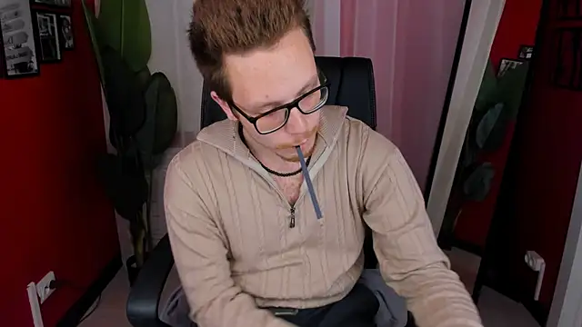 Snapshot of LeoMooree chatting on 11.10.25 LeoMooree online show from 11.10.25