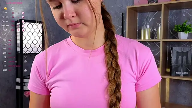 Snapshot of ElenoreReth chatting on 10.12.25 ElenoreReth online show from 10.12.25