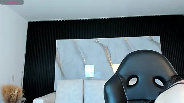 Snapshot of Karol_Yanil chatting on 10.28.25 Karol Yanil online show from 10.28.25