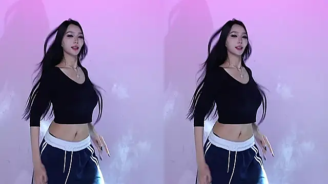 Snapshot of CM---001 chatting on 10.19.25 CM---001 online show from 10.19.25