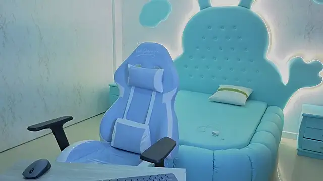 Mia Cuttee online show from 10.25.25