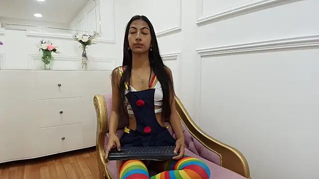 Snapshot of _marianagarcia_ chatting on 10.13.25 marianagarcia online show from 10.13.25