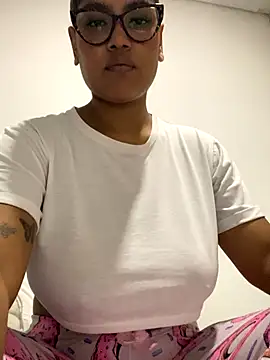 Snapshot of miiabrown18 chatting on 10.15.25 miiabrown18 online show from 10.15.25