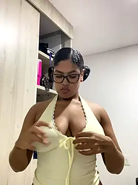 Snapshot of miiabrown18 chatting on 10.29.25 miiabrown18 online show from 10.29.25