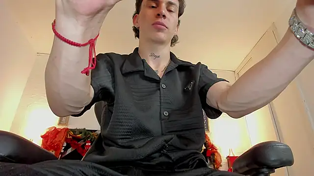 Snapshot of iammariano chatting on 12.20.25 iammariano online show from 12.20.25