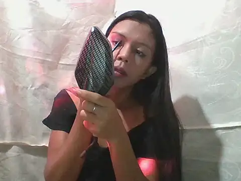 Snapshot of Kim25xxxx chatting on 10.26.25 Kim25xxxx online show from 10.26.25