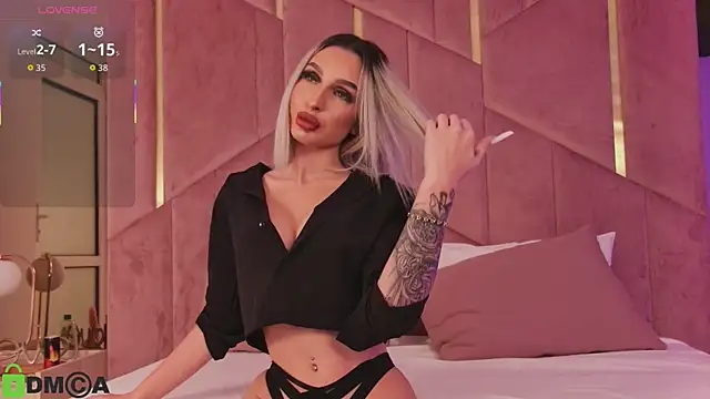 Snapshot of AriannaLure chatting on 10.11.25 AriannaLure online show from 10.11.25