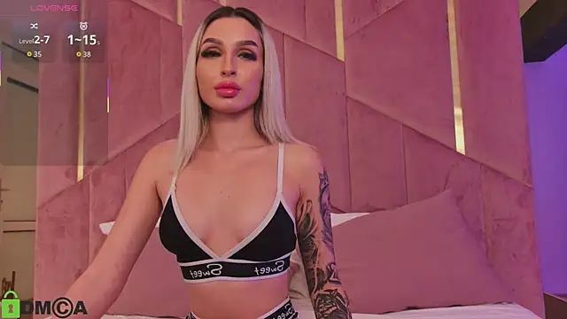 Snapshot of AriannaLure chatting on 10.18.25 AriannaLure online show from 10.18.25