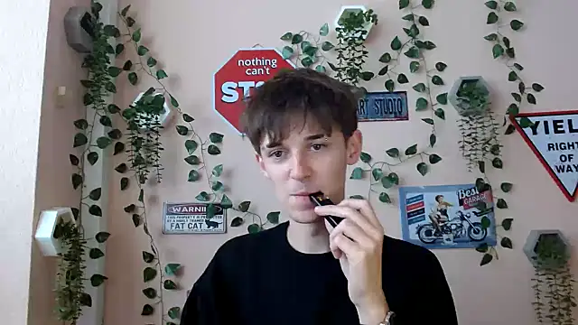 Snapshot of Hoot_Dude_ chatting on 10.06.25 Hoot Dude online show from 10.06.25