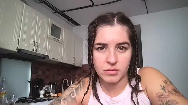 Thayrina online show from 10.04.25