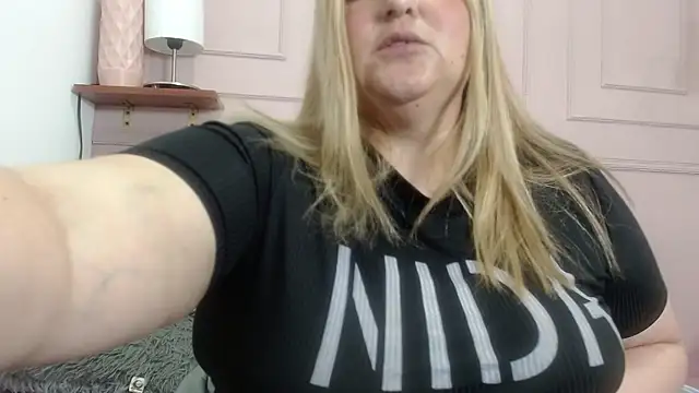 Snapshot of SweetRouse__ chatting on 10.12.25 SweetRouse online show from 10.12.25