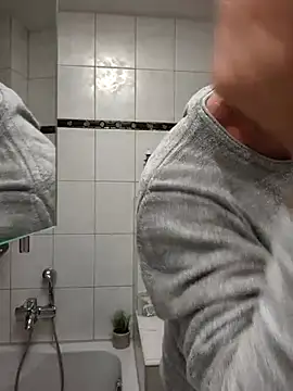 Snapshot of TommyTom76 chatting on 10.24.25 TommyTom76 online show from 10.24.25