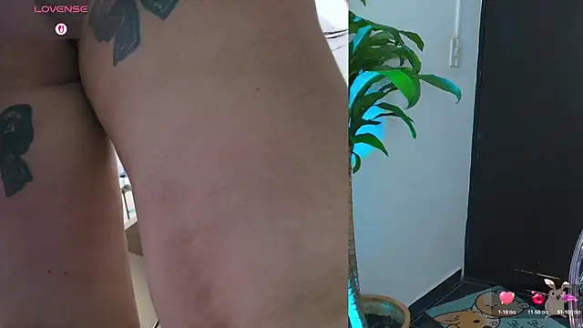 Snapshot of Hinata_21_ chatting on 10.18.25 Hinata 21 online show from 10.18.25