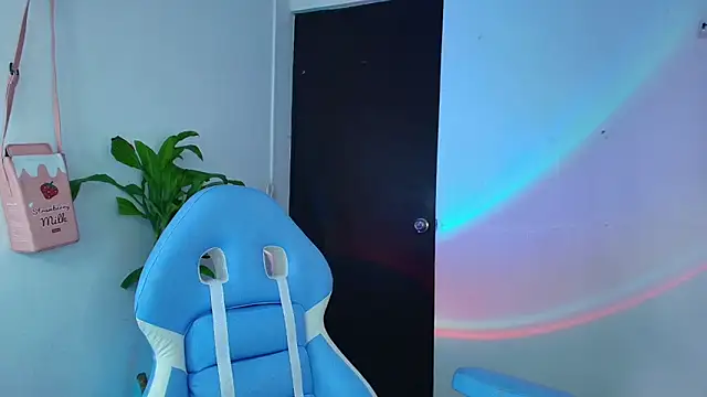 Snapshot of Hinata_21_ chatting on 10.24.25 Hinata 21 online show from 10.24.25