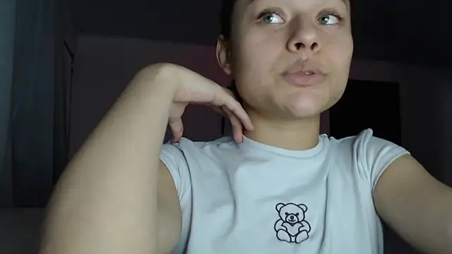 Snapshot of LittleCheerry69 chatting on 11.12.25 LittleCheerry69 online show from 11.12.25