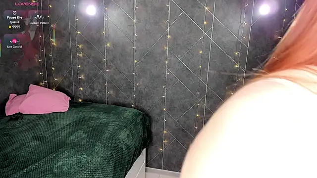 Red FoxGirl online show from 12.22.25