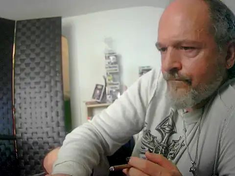 Snapshot of HippieDad333 chatting on 09.23.25 HippieDad333 online show from 09.23.25