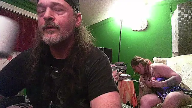 Snapshot of HippieDad333 chatting on 04.14.26 HippieDad333 online show from 04.14.26