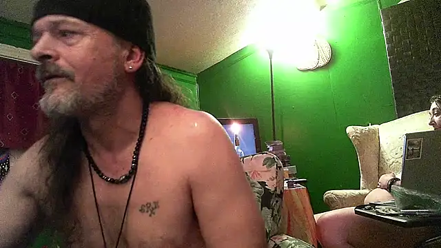 Snapshot of HippieDad333 chatting on 04.16.26 HippieDad333 online show from 04.16.26