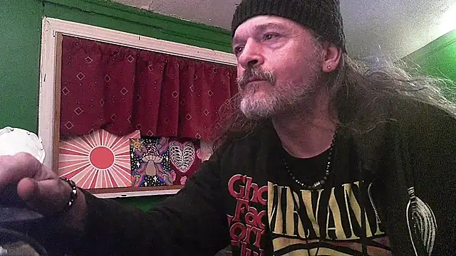 Snapshot of HippieDad333 chatting on 04.18.26 HippieDad333 online show from 04.18.26
