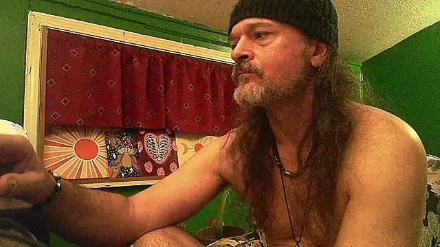 Snapshot of HippieDad333 chatting on 04.19.26 HippieDad333 online show from 04.19.26