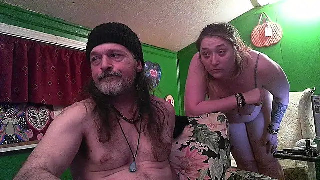 Snapshot of HippieDad333 chatting on 04.21.26 HippieDad333 online show from 04.21.26