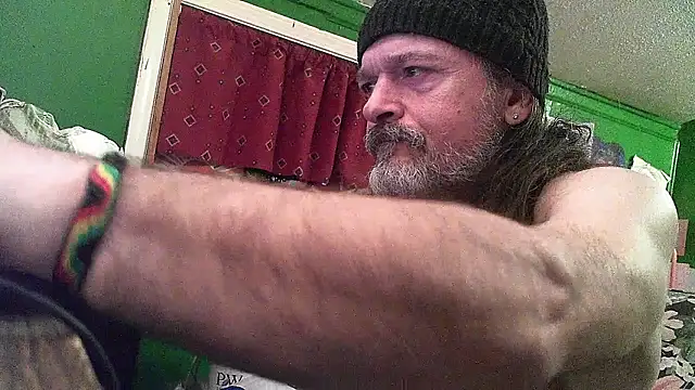 Snapshot of HippieDad333 chatting on 04.28.26 HippieDad333 online show from 04.28.26