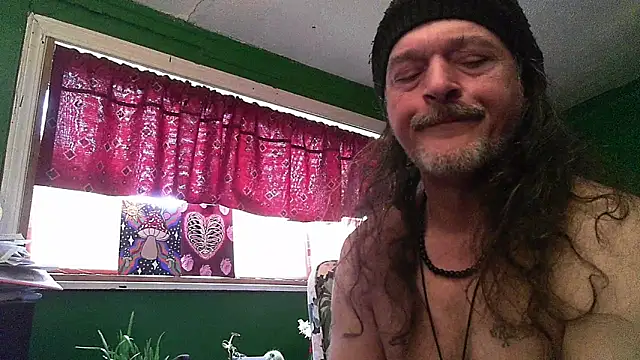 Snapshot of HippieDad333 chatting on 05.01.26 HippieDad333 online show from 05.01.26