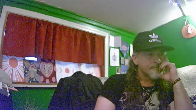Snapshot of HippieDad333 chatting on 06.05.26 HippieDad333 online show from 06.05.26