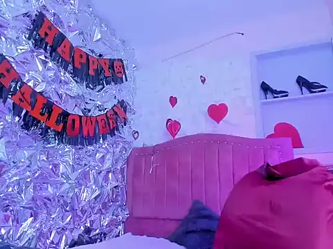 Snapshot of laylahotl chatting on 10.20.25 laylahotl online show from 10.20.25