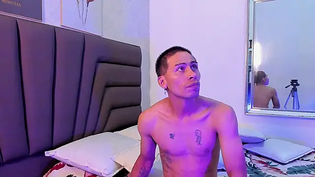 Snapshot of Erack_and_Emmy chatting on 10.03.25 Erack and Emmy online show from 10.03.25