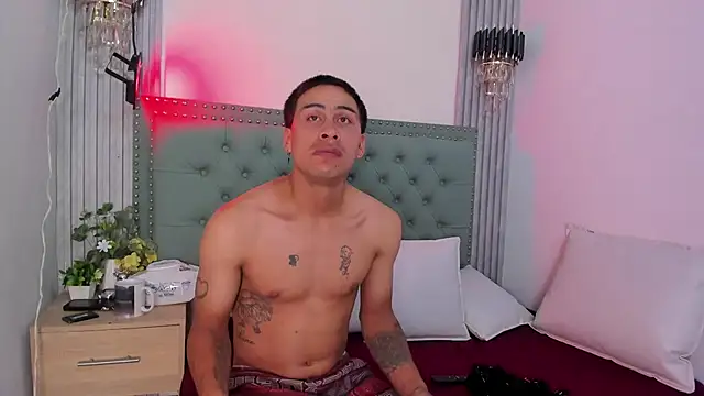 Snapshot of Erack_and_Emmy chatting on 10.23.25 Erack and Emmy online show from 10.23.25