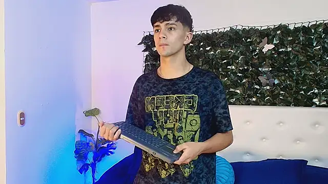 Snapshot of Axel_Draven chatting on 10.21.25 Axel Draven online show from 10.21.25