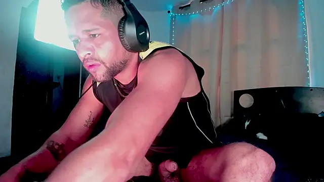 Snapshot of LucasGaeel chatting on 10.01.25 LucasGaeel online show from 10.01.25