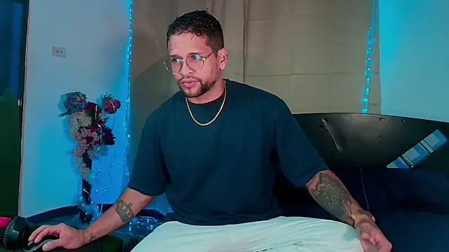 Snapshot of LucasGaeel chatting on 10.09.25 LucasGaeel online show from 10.09.25