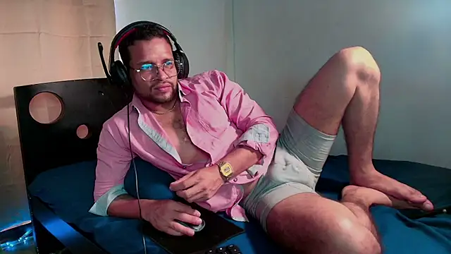 Snapshot of LucasGaeel chatting on 10.10.25 LucasGaeel online show from 10.10.25