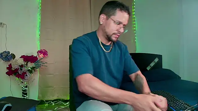 Snapshot of LucasGaeel chatting on 10.11.25 LucasGaeel online show from 10.11.25